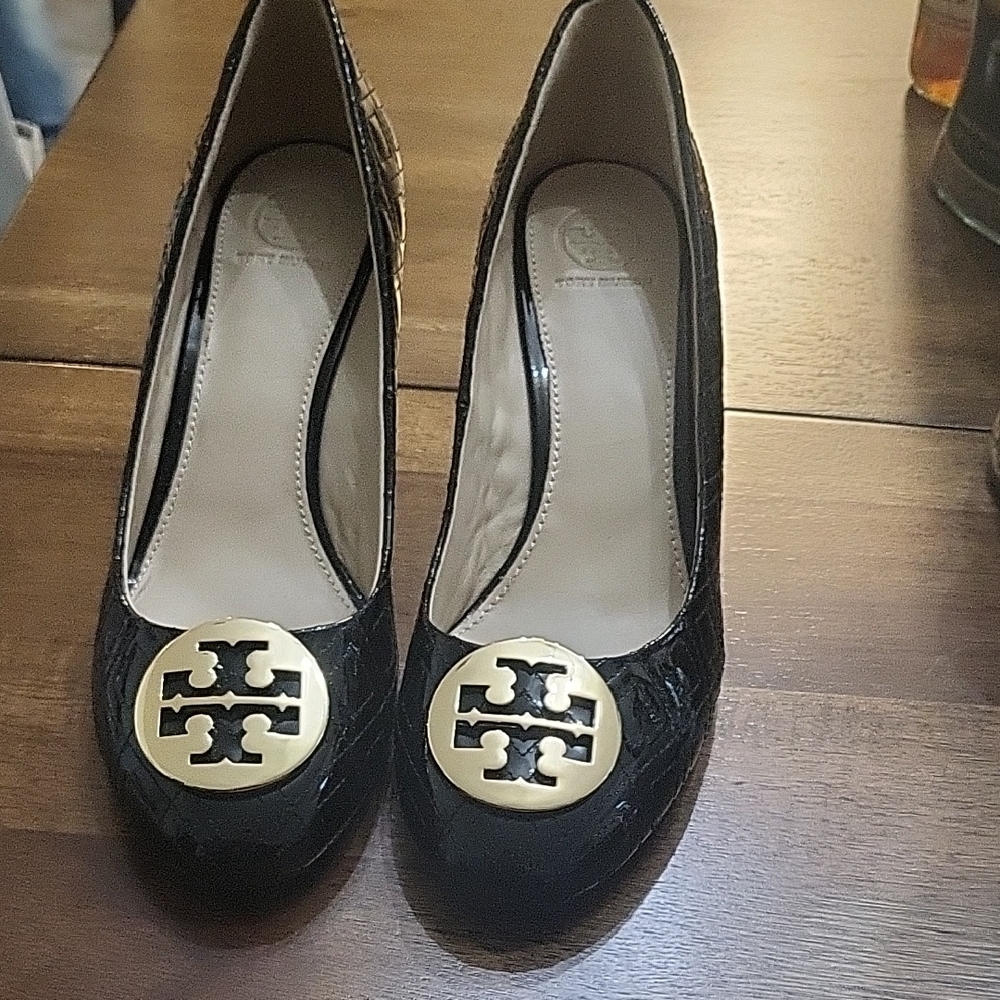 Tory Burch Black Heels with Gold Emblem Size9 - Picture 1 of 5